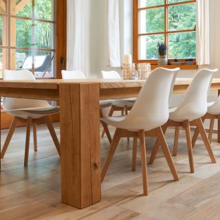 dubový stůl s židlemi v interieru